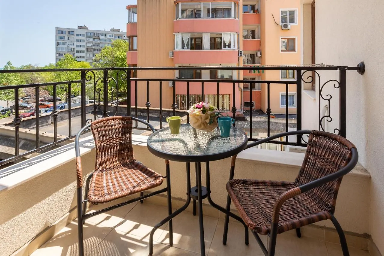 Apartments Flora 1